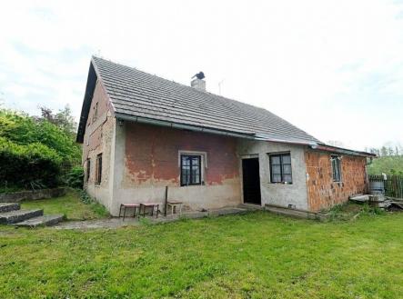 Prodej rodinného domu před rekonstrukcí s velkým potenciálem v obci Makolusky. | Prodej - dům/vila, 80 m²