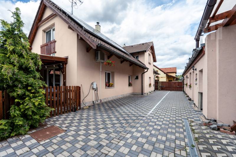 Energeticky soběstačný RD, 15 min. od Prahy, s náklady 4000 Kč/měs. s možností druhé bytové jednotky