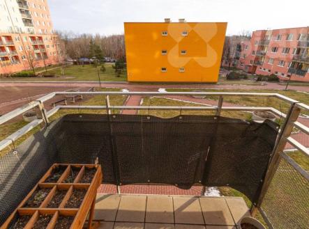 Světlý byt 1+kk s balkonem v Troji, ostraha v domě a rezidentní parkování | Prodej bytu, 1+kk, 39 m²