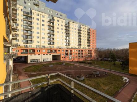 Světlý byt 1+kk s balkonem v Troji, ostraha v domě a rezidentní parkování | Prodej bytu, 1+kk, 39 m²