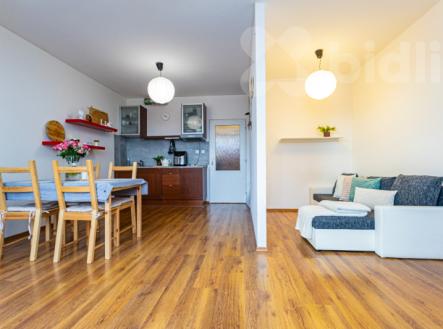 Světlý byt 1+kk s balkonem v Troji, ostraha v domě a rezidentní parkování | Prodej bytu, 1+kk, 39 m²