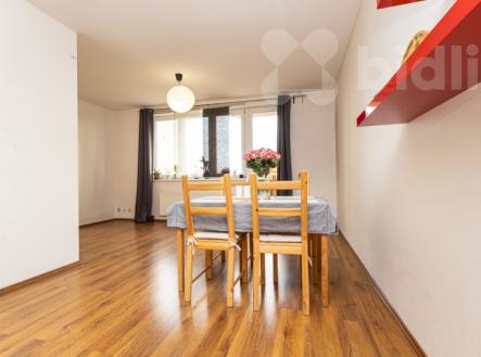 Světlý byt 1+kk s balkonem v Troji, ostraha v domě a rezidentní parkování | Prodej bytu, 1+kk, 39 m²