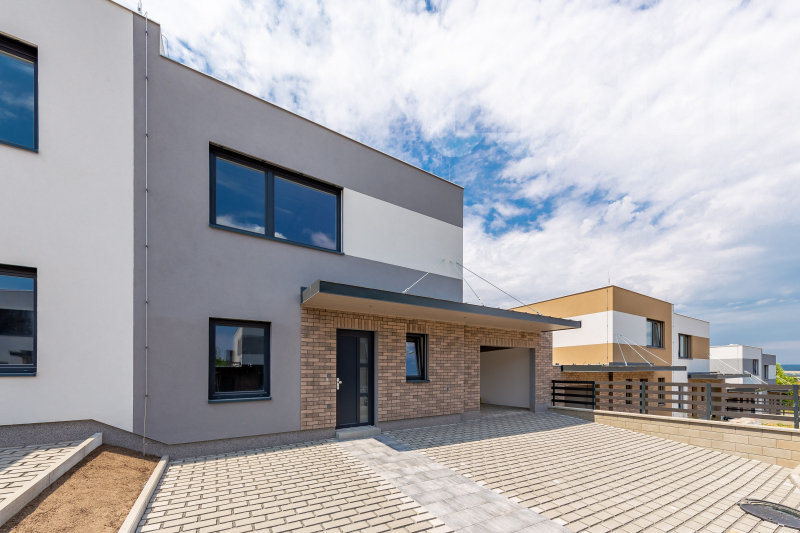 Moderní novostavba 5+kk s pozemkem 503 m2 - ideální pro rodinu, Hořovice