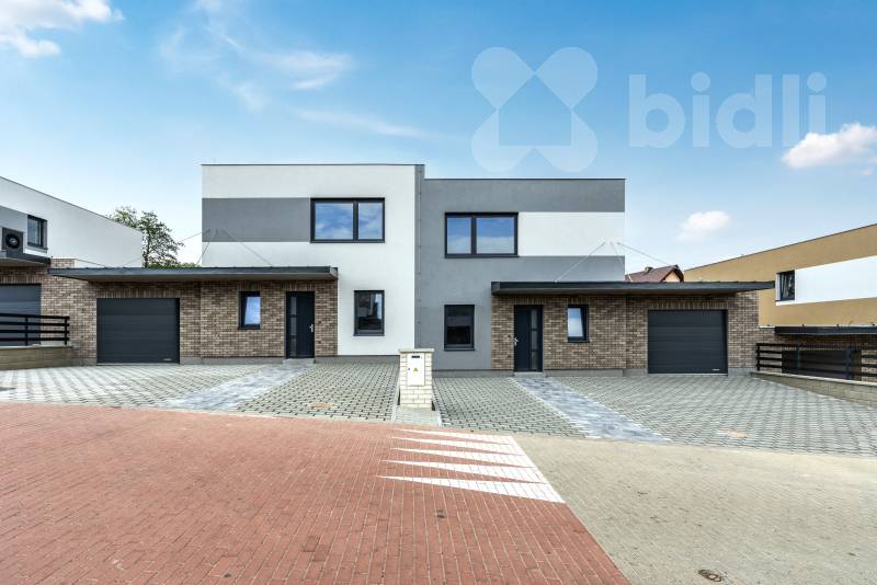 Rodinný dům 5+kk s garáží a zahradou - novostavba na pozemku 497 m2 , Hořovice