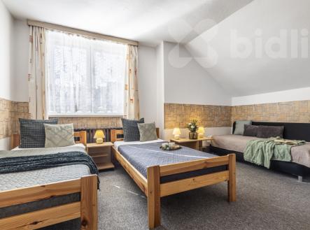 Výjimečný dům 5+kk s potenciálem 3 bytových jednotek v srdci Českého středohoří | Prodej - penzion, 442 m²