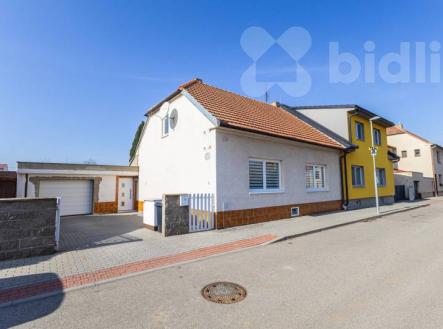 Prodej rodinný dům 3+1 (CPP 107m2), dílna 12 m2, garáž 28m2, pozemek 791m2, Holasice | Prodej - dům/vila, 107 m²