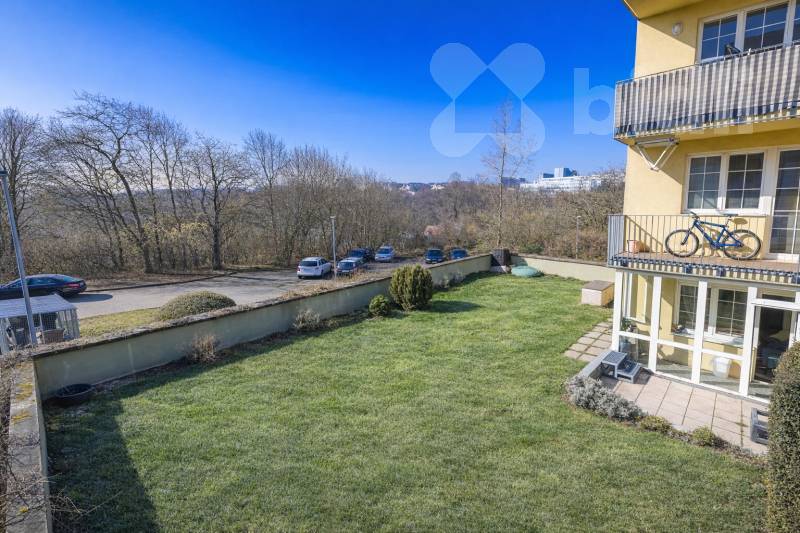 Prodej bytu 3+kk, 68,7 m2, předzahrádkou 156,2 m2, garáží a sklepem