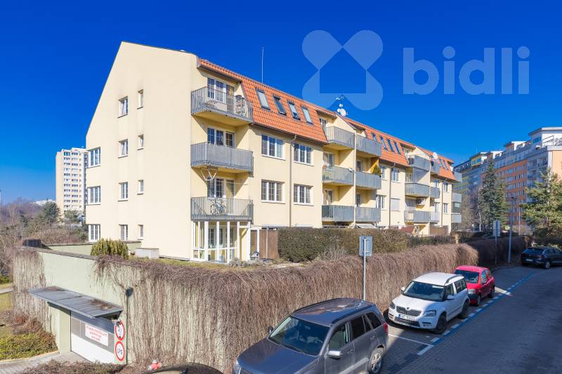 Prodej bytu 3+kk, 68,7 m2, předzahrádkou 156,2 m2, garáží a sklepem