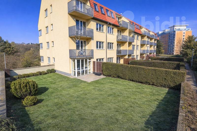 Prodej bytu 3+kk, 68,7 m2, předzahrádkou 156,2 m2, garáží a sklepem