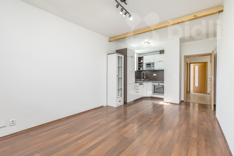 Prodej bytu 3+kk, 68,7 m2, předzahrádkou 156,2 m2, garáží a sklepem