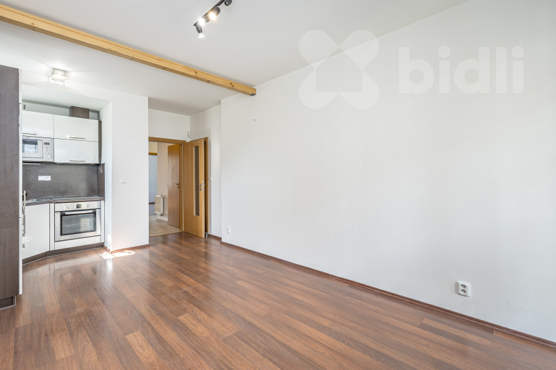 Prodej bytu 3+kk, 68,7 m2, předzahrádkou 156,2 m2, garáží a sklepem