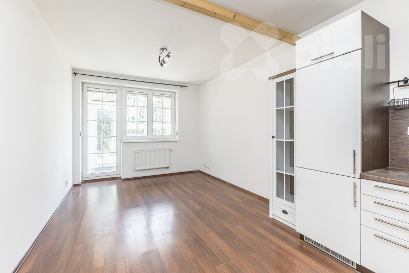 Prodej bytu 3+kk, 68,7 m2, předzahrádkou 156,2 m2, garáží a sklepem