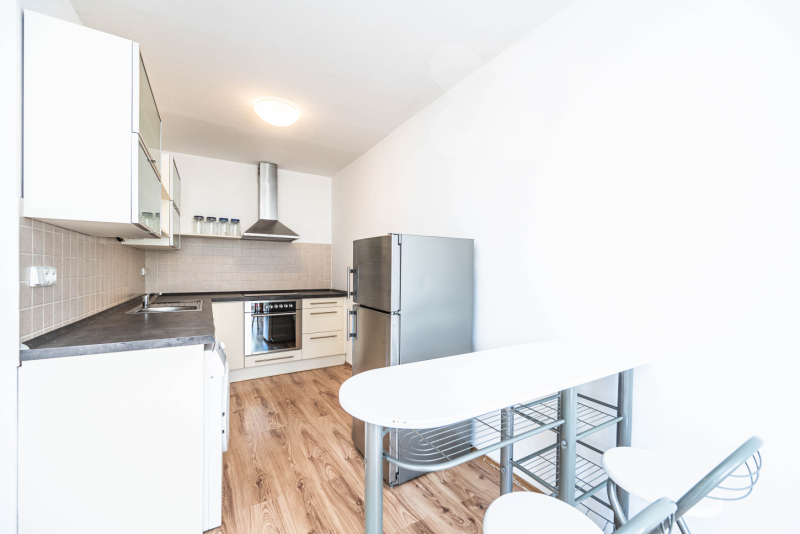 Pronájem světlého bytu 2+kk, 45 m2 + sklep 5 m2, Praha - Michle