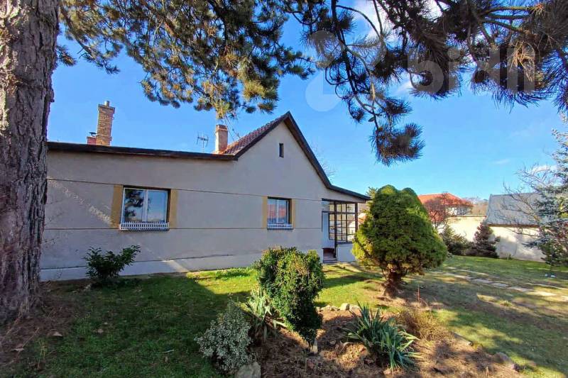 Rodinný dům 4+1 se zahradou ve Štíhlicích, Praha - východ