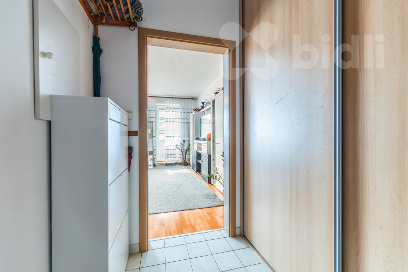 Světlá garsonka s balkonem u Hostivařského lesoparku