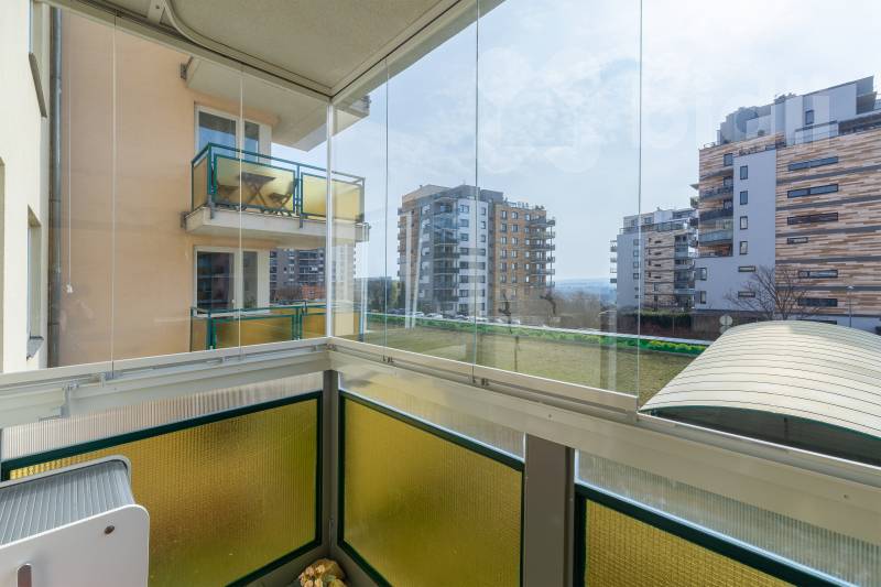 Světlá garsonka s balkonem u Hostivařského lesoparku