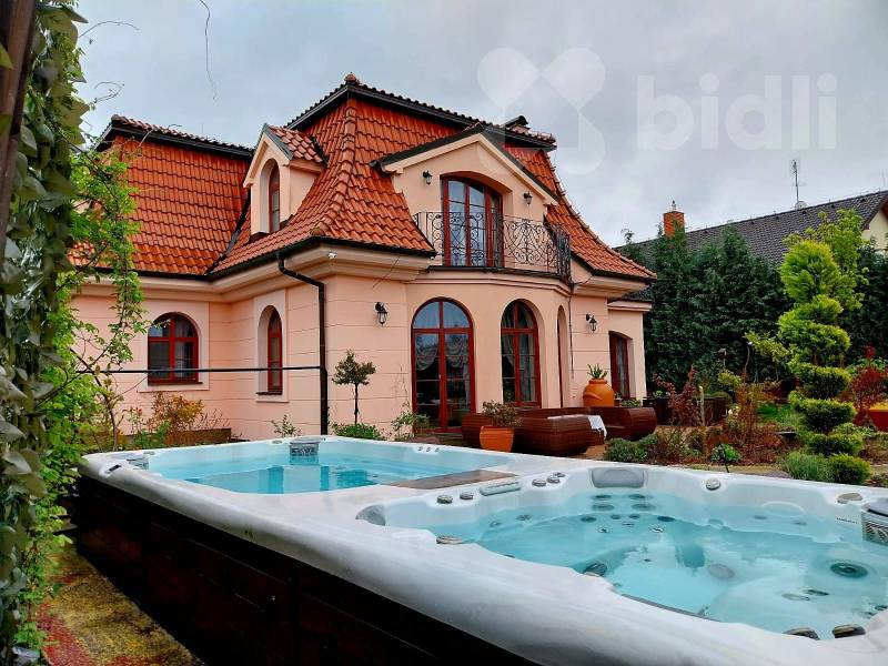 Prostorný rodinný dům 5+1, 256 m2, zahrada 1249 m2, Středokluky