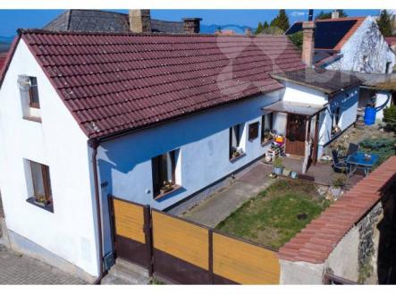 Pohled na dům od ulice | Prodej - dům/vila, 61 m²