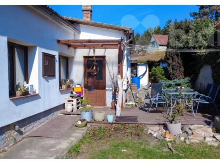 Dvorek od vstupní brány | Prodej - dům/vila, 61 m²