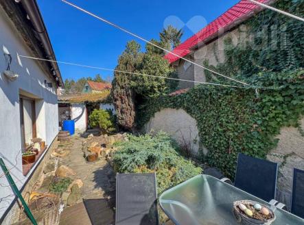 Pohled do zadní části zahrady | Prodej - dům/vila, 61 m²