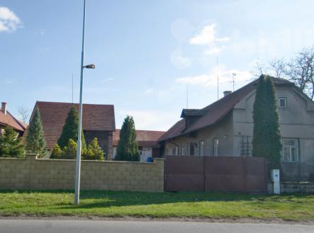 Dům s příběhem v Dymokurech: 3+1, stodola, půda a zahrada 691 m² - prostor pro váš nový začátek | Prodej - dům/vila, 100 m²