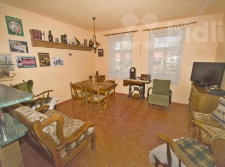 Dům s příběhem v Dymokurech: 3+1, stodola, půda a zahrada 691 m² - prostor pro váš nový začátek | Prodej - dům/vila, 100 m²
