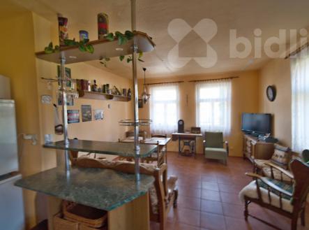 Dům s příběhem v Dymokurech: 3+1, stodola, půda a zahrada 691 m² - prostor pro váš nový začátek | Prodej - dům/vila, 100 m²