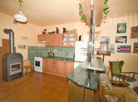 Dům s příběhem v Dymokurech: 3+1, stodola, půda a zahrada 691 m² - prostor pro váš nový začátek | Prodej - dům/vila, 100 m²