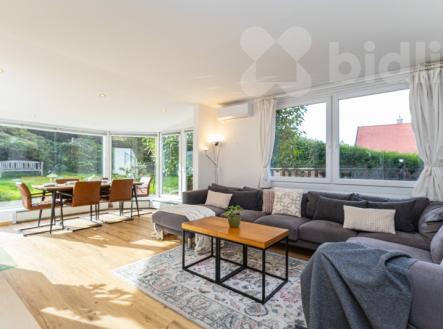 Prodej  rodinného domu 6+1 v žádané lokalitě Zvole u Prahy, plocha 210 m2, zahrada 735 m2 | Prodej - dům/vila, 280 m²
