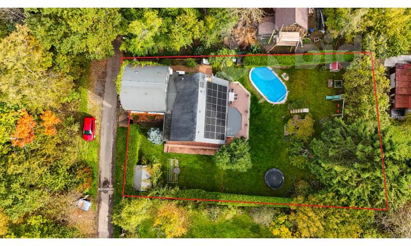 Prodej  rodinného domu 6+1 v žádané lokalitě Zvole u Prahy, plocha 210 m2, zahrada 735 m2.