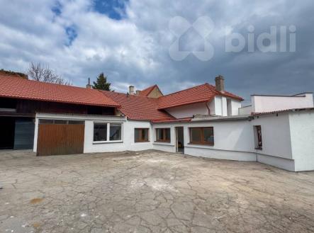 Dvůr domu | Prodej - dům/vila, 145 m²