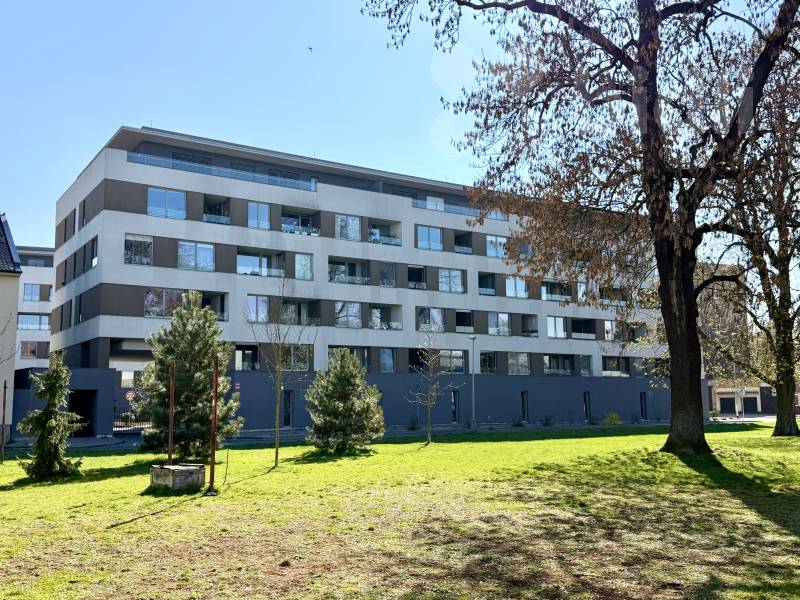 Pronájem bytu 3+kk, 84 m2, s parkováním v garáži, ulice Husova, Pardubice,