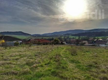 Prodej pozemku 1537 m2 v obci Levín u Berouna | Prodej - pozemek pro bydlení, 1 537 m²