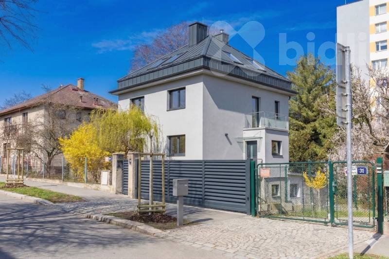 Rodinný dům s výjimečným potenciálem v Praze 10 - Strašnice, pozemek 812 m2