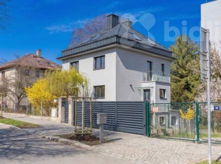 Rodinný dům s výjimečným potenciálem v Praze 10 - Strašnice, pozemek 812 m2 | Prodej - dům/vila, 235 m²