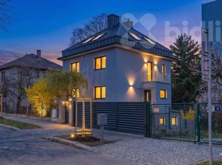 Rodinný dům s výjimečným potenciálem v Praze 10 - Strašnice, pozemek 812 m2 | Prodej - dům/vila, 235 m²