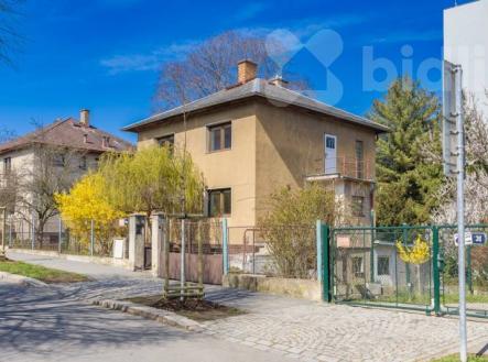 Rodinný dům s výjimečným potenciálem v Praze 10 - Strašnice, pozemek 812 m2 | Prodej - dům/vila, 235 m²