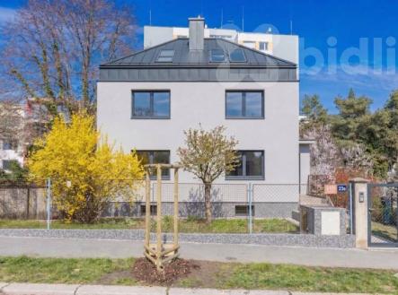 Rodinný dům s výjimečným potenciálem v Praze 10 - Strašnice, pozemek 812 m2 | Prodej - dům/vila, 235 m²