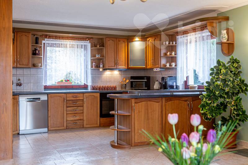 Prostorný rodinný dům 7+kk s velkou zahradou, garáží a romantickým jezírkem