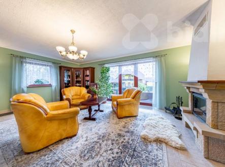 Prostorný rodinný dům 7+kk s velkou zahradou, garáží a romantickým jezírkem | Prodej - dům/vila, 221 m²