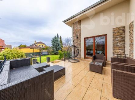 Prostorný rodinný dům 7+kk s velkou zahradou, garáží a romantickým jezírkem | Prodej - dům/vila, 221 m²