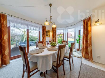 Prostorný rodinný dům 7+kk s velkou zahradou, garáží a romantickým jezírkem | Prodej - dům/vila, 221 m²