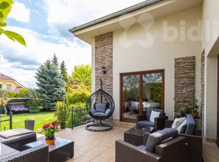 Prostorný rodinný dům 7+kk s velkou zahradou, garáží a romantickým jezírkem | Prodej - dům/vila, 221 m²