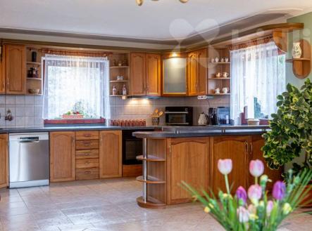 Prostorný rodinný dům 7+kk s velkou zahradou, garáží a romantickým jezírkem | Prodej - dům/vila, 221 m²
