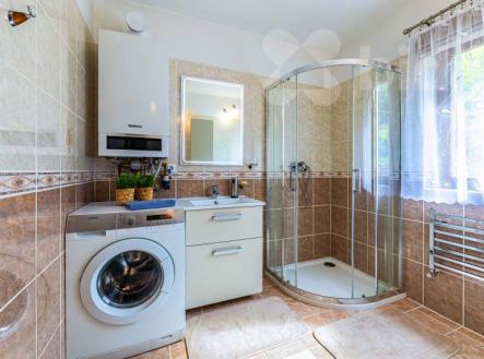 Prostorný rodinný dům 7+kk s velkou zahradou, garáží a romantickým jezírkem | Prodej - dům/vila, 221 m²
