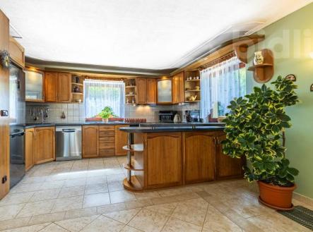 Prostorný rodinný dům 7+kk s velkou zahradou, garáží a romantickým jezírkem | Prodej - dům/vila, 221 m²