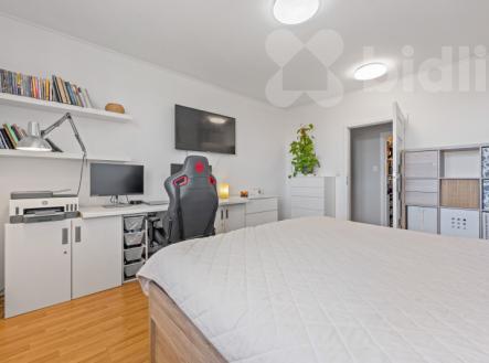 Prodej bytu 90,9 m2 s terasou 36,2 m2 a parkovacím stáním v Nehvizdech | Prodej bytu, 3+1, 126 m²