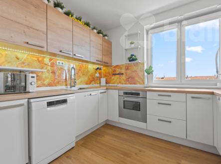 Prodej bytu 90,9 m2 s terasou 36,2 m2 a parkovacím stáním v Nehvizdech | Prodej bytu, 3+1, 126 m²