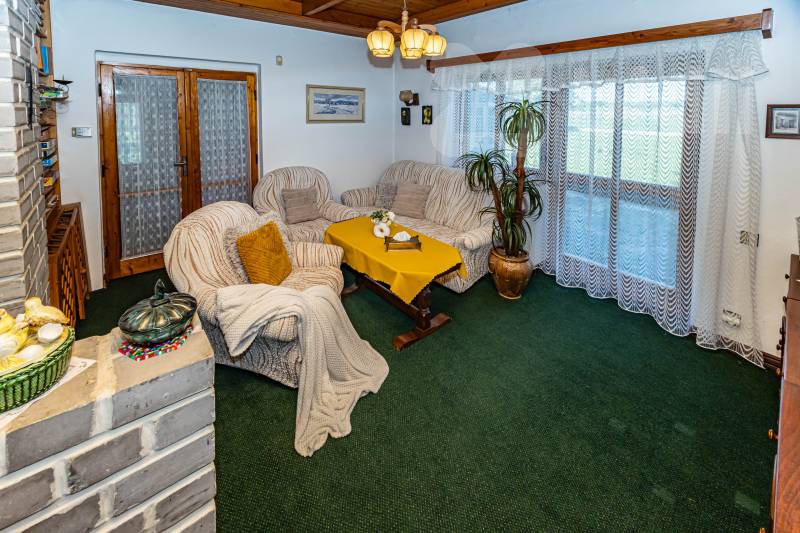 Chata 97 m² s velkým pozemkem 2 313 m², Dům 78 m² Straky