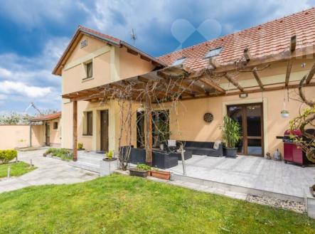 Vícegenarační RD 7+2kk s fitkem a bazénem, Postřižín | Prodej - dům/vila, 285 m²